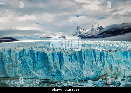 Der Perito Moreno Gletscher ist ein schmelzender Gletscher im Nationalpark Los Glaciares, Argentinien. Herbst in Patagonien. Anden, Südamerika Stockfoto