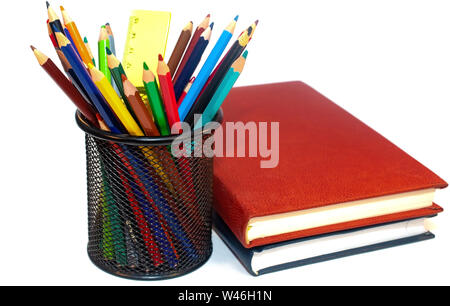 Buntstifte und Bücher auf weißem Hintergrund Stockfoto