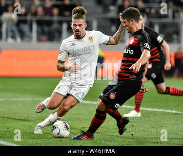 Bankwest Stadion, Sydney, Australien. 20. Juli 2019. Internationale Fußball-Match, Western Sydney Wanderers FC gegen Leeds United; Leslie Phillips von Leeds United hält einen Wanderer Angriff Credit: Aktion plus Sport/Alamy leben Nachrichten Stockfoto