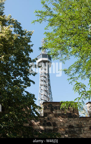 Um Prag - Petrin-turm Stockfoto