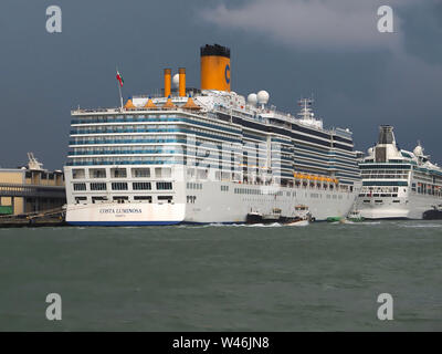 Riesiges Kreuzfahrtschiff st das Venedig Kreuzfahrt Port Terminal warten auf Passagiere Stockfoto