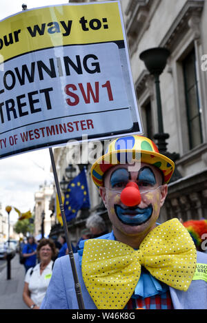 Pall Mall, London, UK. Juli 2019 20. Die Theresa kann Clownerie Straße Nase Float seinen letzten Auftritt im März für ändern. Quelle: Matthew Chattle/Alamy leben Nachrichten Stockfoto