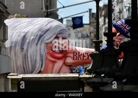 Pall Mall, London, UK. Juli 2019 20. Die Theresa kann Clownerie Straße Nase Float seinen letzten Auftritt im März für ändern. Quelle: Matthew Chattle/Alamy leben Nachrichten Stockfoto