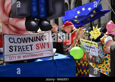 Pall Mall, London, UK. Juli 2019 20. Die Theresa kann Clownerie Straße Nase Float seinen letzten Auftritt im März für ändern. Quelle: Matthew Chattle/Alamy leben Nachrichten Stockfoto