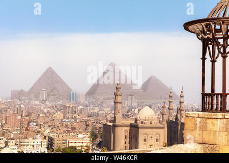 Ägypten Welt bekannten Sehenswürdigkeiten, mit Blick auf die Pyramiden von Gizeh und die Moschee von Kairo. Stockfoto