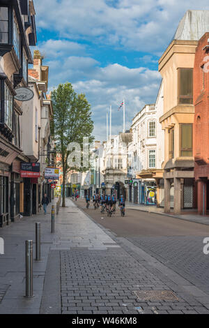 Geschäfte auf der High Street in der Stadt Zentrum, Exeter, Devon, England, UK Stockfoto