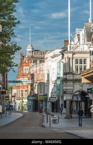 Den Geschäften auf der High Street im Zentrum der Stadt mit den 1596 Granit guildhall Gebäude, Exeter, Devon, England, Großbritannien Stockfoto