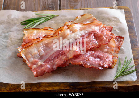 Gebratener Speck auf Papier, Ansicht schließen Stockfoto