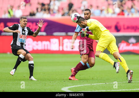 Polnischer Fußballspieler Łukasz Fabiański von West Ham United F.C., der einen in Gelb, leitet die Kugel während der Premier League Asien Trophäe gegen Newcastle United in Hongkou Football Stadium in Shanghai, China, 20. Juli 2019. Newcastle United Niederlagen West Ham United mit 1:0. Stockfoto