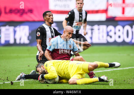 Polnischer Fußballspieler Łukasz Fabiański von West Ham United F.C., der einen in Gelb, fängt den Ball in der Premier League Asien Trophäe gegen Newcastle United in Hongkou Football Stadium in Shanghai, China, 20. Juli 2019. Newcastle United Niederlagen West Ham United mit 1:0. Stockfoto