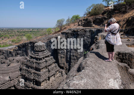 India, Maharashtra, Ellora, Ellora Höhlen. Übersicht auf der Oberseite der Cave 16, Der Kailasa Kailasanatha Tempel aka, komplett geschnitzt aus einem Stockfoto