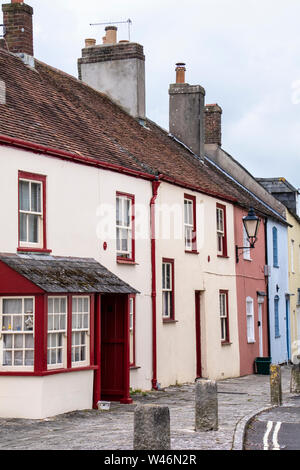 Eine Reihe von farbenfrohen Cottages in Wareham, Dorset, England, Großbritannien Stockfoto