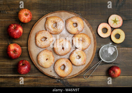 Apple Ringe und frische Äpfel auf Holztisch, Ansicht von oben Stockfoto