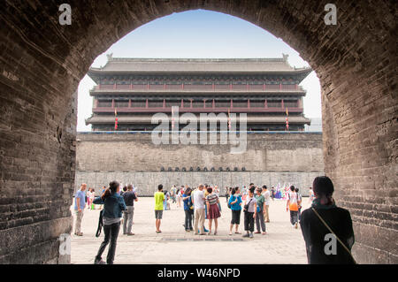 August 19, 2015. Xian, China. Menschen, die in der Yong ning nan Männer oder South Gate an der Xian Stadtmauer in der Nähe der South Gate nachts beleuchtet in Shaanx Stockfoto