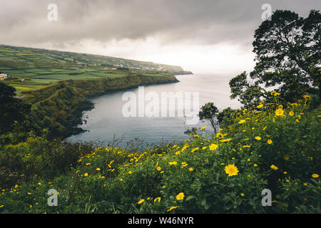 Nordküste Landschaft über Capelas Stadt auf Sao Miguel, Azoren Archipel, Portugal. Miradouro do Porto das capelas. Stockfoto