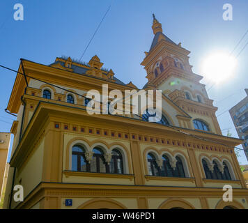 Farbenfrohe, moderne Fassade mit roten und gelben Wänden Farbe. Minimalistisches Haus außen Close up vertikale Ansicht von, mehrstöckiges Gebäude mit Decora Stockfoto