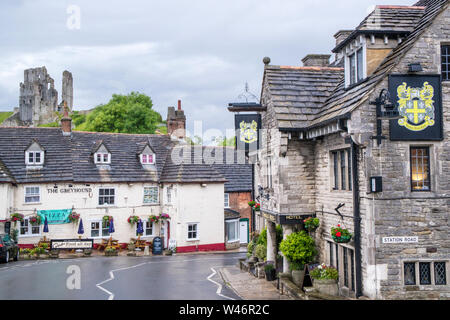 Das attraktive Dorf Corfe Castle, Dorset, England, Großbritannien Stockfoto