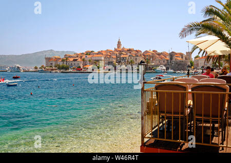 15. jahrhundert Altstadt; von Adria gesehen; klares Wasser, Boote; Hafen; Tische im Freien, Menschen, Hügel, Dalmatien; Stadt Korcula, Kroatien; Europa Stockfoto