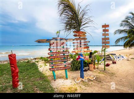 Schilder am Strand im Urlaub und Fischerdorf Caleton an der Bucht von Schweinen mit vielen Casas angaben Provinz Matanzas, Cuba Stockfoto