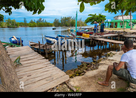 Fischer in der Ferien- und Fischerdorf Caleton auf die Bucht von Schweinen, die hat viele Casas angaben Provinz Matanzas, Cuba Stockfoto