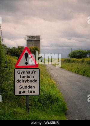 Eine ungewöhnliche Schild in der Nähe des Truppenübungsplatzes Castlemartin Schiessanlagen in Pembrokeshire, Wales Stockfoto