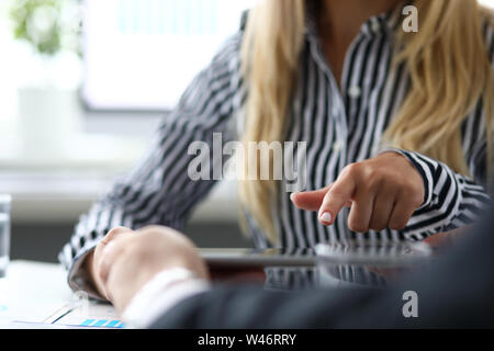 Mann mit weiblichen Client tablet pc Stockfoto