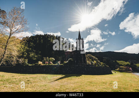 Sehr alte Kirche in der Nähe von Crater Lake Furnas auf Sao Miguel Insel namens "Kapelle der Nossa Senhora das vitorias. Umkommen von Furnas. Auf der grössten vulkanischen Stockfoto