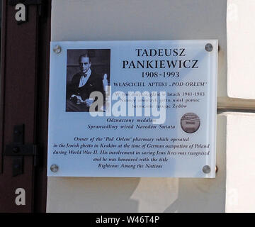 Bekanntmachung über die Mauer des Pod Orlem Apotheke im jüdischen Ghetto, Krakau, jetzt ein Museum. Tribut an Tadeusz Pankiewicz. Stockfoto