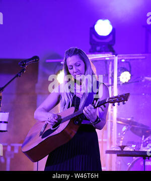 Juli 16, 2019 - Virginia Beach, Virginia, USA - Colbie Caillat Felsen die Masse an Neptun Park auf der 31. Straße in Virginia Beach, Virginia am 16. Juli 2019... Foto © Jeff Moore (Credit Bild: © Jeff Moore/ZUMA Draht) Stockfoto