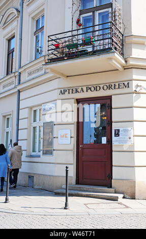 Die Apotheke, die heute ein Museum ist. Pod Orlem Apotheke, an der Ecke der Heldenplatz, Krakau. Stockfoto