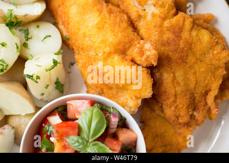 Filets von Schmollen, Trisopterus luscus, in Mehl, Ei und Semmelbrösel getaucht wurden und frittiert. Die schmollend, auch als Bib bekannt, Wittling po Stockfoto