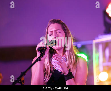 Juli 16, 2019 - Virginia Beach, Virginia, USA - Colbie Caillat Felsen die Masse an Neptun Park auf der 31. Straße in Virginia Beach, Virginia am 16. Juli 2019... Foto © Jeff Moore (Credit Bild: © Jeff Moore/ZUMA Draht) Stockfoto