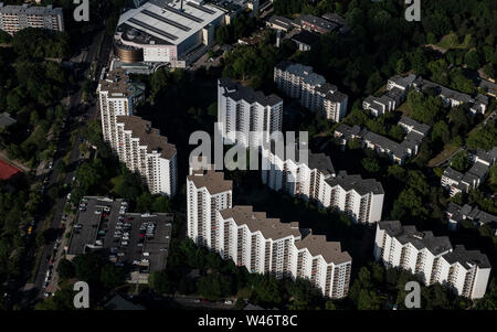 Berlin, Deutschland. 28 Juni, 2019. Die zahlreichen Wolkenkratzer sind typisch für die gropiusstadt. Credit: Paul Zinken/dpa/Alamy leben Nachrichten Stockfoto