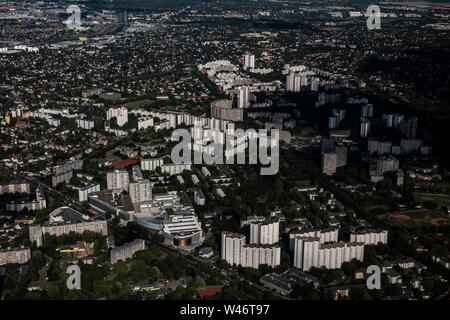 Berlin, Deutschland. 28 Juni, 2019. Die zahlreichen Wolkenkratzer sind typisch für die gropiusstadt. Credit: Paul Zinken/dpa/Alamy leben Nachrichten Stockfoto