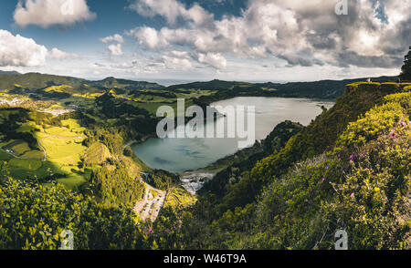 Panoramablick auf die Landschaft mit Blick auf den schönen Blau Grün Kratersee Lagoa das Furnas und Dorf Furnas mit vulkanischen thermischen Bereich. Sao Miguel Stockfoto