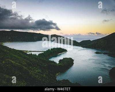 Sonnenuntergang über der wunderschönen Panoramablick von Lagoa do Fogo, See von Feuer, in Sao Miguel, Azoren, Portugal. Sonnigen Tag mit blauen Himmel und Wolken. Stockfoto