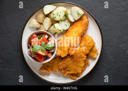 Filets von Schmollen, Trisopterus luscus, in Mehl, Ei und Semmelbrösel getaucht wurden und frittiert. Die schmollend, auch als Bib bekannt, Wittling po Stockfoto