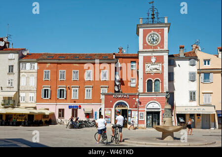 Old Clock Tower, venezianischen Löwen; 17. Jahrhundert; Marktplatz; Trg Marsala Tita ; Junge mit Fisch Brunnen; Radfahrer, Essbereich im Freien, Schirme, alte buildi Stockfoto