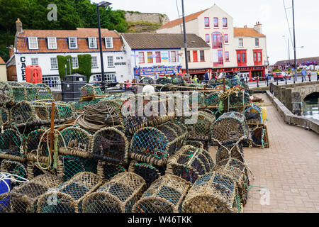 Hummertöpfe an der Küste an der South Bay, Scarborough, North Yorkshire, England, Großbritannien. Stockfoto