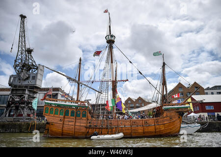 Die SS Matthew ist am Anlegesteg im Bristol Harbor Festival, wo Hunderte von Schiffen in der Innenstadt Schwimmenden Hafen versammelt haben. Stockfoto