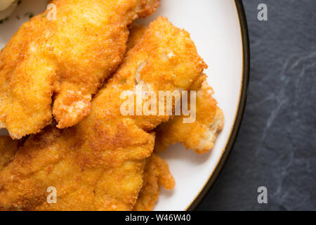 Filets von Schmollen, Trisopterus luscus, in Mehl, Ei und Semmelbrösel getaucht wurden und frittiert. Die schmollend, auch als Bib bekannt, Wittling po Stockfoto