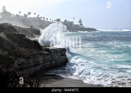 Wellen, die am La Jolla Cove in San Diego, CA Stockfoto