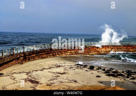 Wellen, die am La Jolla Cove in San Diego, CA Stockfoto