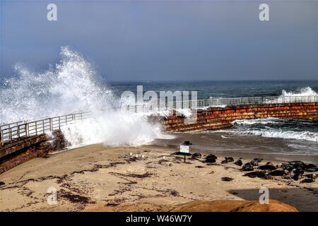 Wellen, die am La Jolla Cove in San Diego, CA Stockfoto