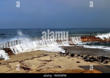 Wellen, die am La Jolla Cove in San Diego, CA Stockfoto