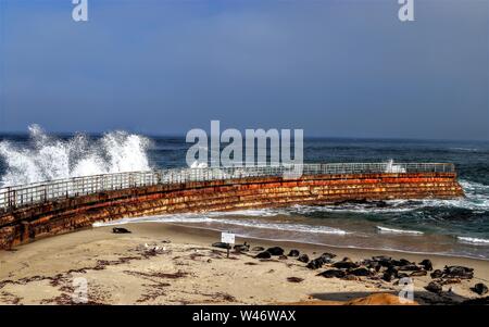 Wellen, die am La Jolla Cove in San Diego, CA Stockfoto