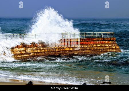 Wellen, die am La Jolla Cove in San Diego, CA Stockfoto