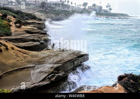 Wellen, die am La Jolla Cove in San Diego, CA Stockfoto