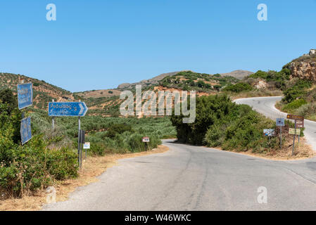 Kreta, Griechenland. Juni 2019. Von Olivenhainen auf einem Feldweg bei Rodopos in der Nähe von Kissamos, Kreta, Stockfoto