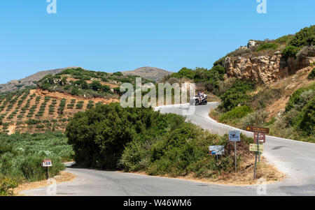 Kreta, Griechenland. Juni 2019. Paar reiten ein Quad auf einem Feldweg bei Rodopos in der Nähe von Kissamos, Kreta, Stockfoto